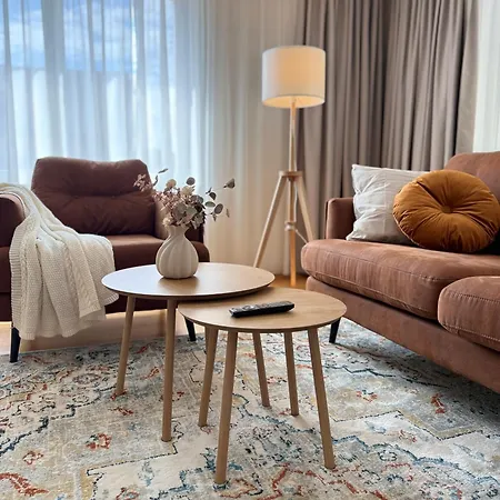 3-bedroom Family & Business Free Parking *