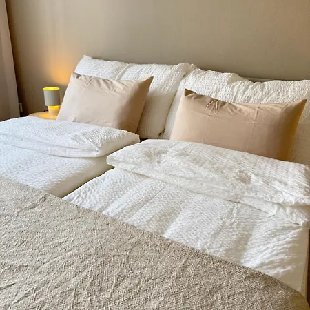 3-bedroom Family & Business Free Parking *