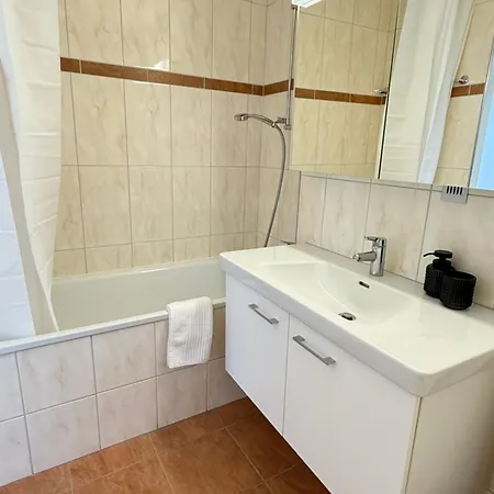 3-bedroom Family & Business Free Parking *